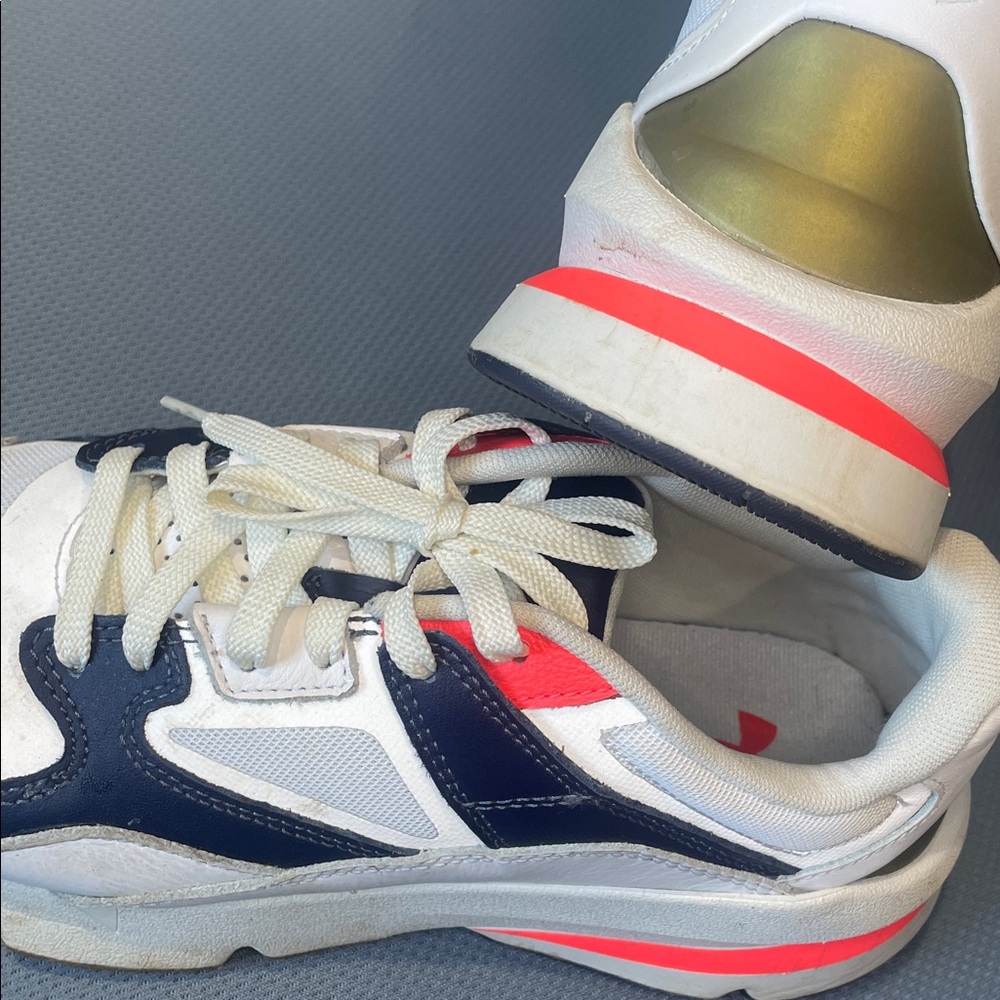 ⭐️Under Armour Women's Size 9/Men’s Size 7.5 White and Navy Sneakers